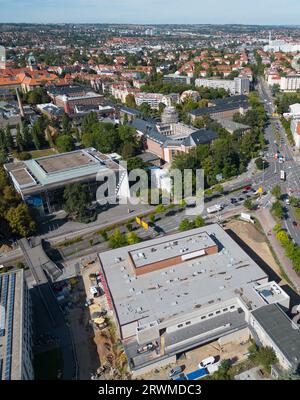 Dresda, Germania. 20 settembre 2023. Guarda durante una visita stampa del cantiere della nuova Mensa della tu Dresda, di fronte al centro della sala conferenze. Il 14 ottobre 2020, ebbe luogo l'inizio ufficiale della costruzione per la ristrutturazione della Neue Mensa Bergstraße. Nel settembre 2024 è previsto il completamento della riqualificazione della mensa dell'università. (Foto scattata con un drone) credito: Robert Michael/dpa/Alamy Live News Foto Stock