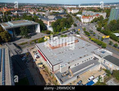 Dresda, Germania. 20 settembre 2023. Guarda durante una visita stampa del cantiere della nuova Mensa della tu Dresda, di fronte al centro della sala conferenze. Il 14 ottobre 2020, ebbe luogo l'inizio ufficiale della costruzione per la ristrutturazione della Neue Mensa Bergstraße. Nel settembre 2024 è previsto il completamento della riqualificazione della mensa dell'università. (Foto scattata con un drone) credito: Robert Michael/dpa/Alamy Live News Foto Stock