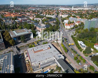 Dresda, Germania. 20 settembre 2023. Guarda durante una visita stampa del cantiere della nuova Mensa della tu Dresda, di fronte al centro della sala conferenze. Il 14 ottobre 2020, ebbe luogo l'inizio ufficiale della costruzione per la ristrutturazione della Neue Mensa Bergstraße. Nel settembre 2024 è previsto il completamento della riqualificazione della mensa dell'università. (Foto scattata con un drone) credito: Robert Michael/dpa/Alamy Live News Foto Stock