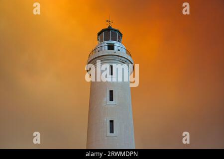 Un angolo basso del faro di Alessandropoli nel nord della Grecia durante i disastrosi incendi Foto Stock