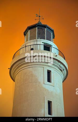 Un angolo basso del faro di Alessandropoli nel nord della Grecia durante i disastrosi incendi Foto Stock