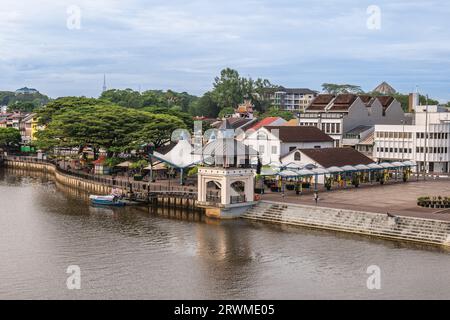 7 settembre 2023: Scenario del lungomare di Kuching, che si estende per 900 metri lungo la riva meridionale del fiume Sarawak nel Borneo, Malesia. E' vero Foto Stock