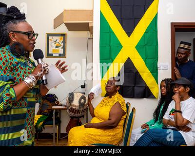 I visitatori si riuniscono presso la Jamaica Society di Leeds, per onorare il 75° anniversario dell'arrivo della HMT Empire Windrush nel Regno Unito. Foto Stock