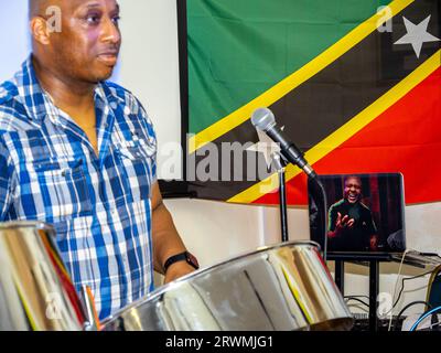 I visitatori si riuniscono presso la Jamaica Society di Leeds, per onorare il 75° anniversario dell'arrivo della HMT Empire Windrush nel Regno Unito. Foto Stock