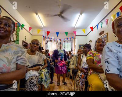 I visitatori si riuniscono presso la Jamaica Society di Leeds, per onorare il 75° anniversario dell'arrivo della HMT Empire Windrush nel Regno Unito. Foto Stock