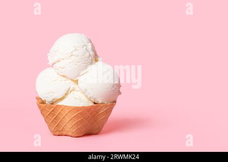 estate divertente concetto creativo di cono con palline di gelato su sfondo rosa, spazio copia Foto Stock