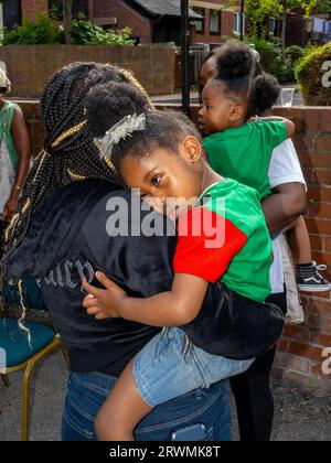 I visitatori si riuniscono presso la Jamaica Society di Leeds, per onorare il 75° anniversario dell'arrivo della HMT Empire Windrush nel Regno Unito. Foto Stock