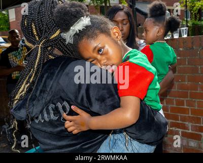 I visitatori si riuniscono presso la Jamaica Society di Leeds, per onorare il 75° anniversario dell'arrivo della HMT Empire Windrush nel Regno Unito. Foto Stock