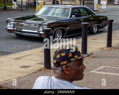 I visitatori si riuniscono presso la Jamaica Society di Leeds, per onorare il 75° anniversario dell'arrivo della HMT Empire Windrush nel Regno Unito. Foto Stock