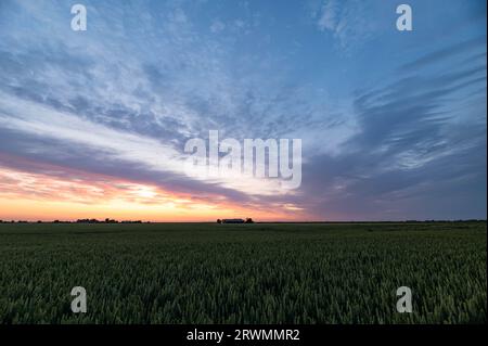 Tramonto colorato sulle pianure Foto Stock