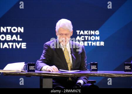 Clinton Global Initiative, Midtown Hilton, 1333 6th Ave, New York, NY 10009 USA. 19 settembre 2023. L'ex presidente degli Stati Uniti Bill Clinton e direttore esecutivo del programma alimentare mondiale delle Nazioni Unite si impegnano in una conversazione al CGI Summit 2023 a New York. Credito: ©Julia Mineeva/EGBN TV News/Alamy Live News Foto Stock