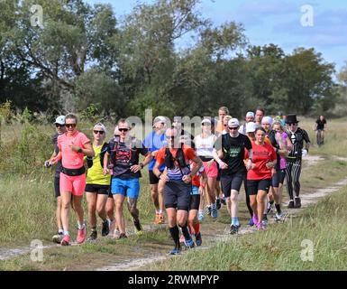 20 settembre 2023, Brandeburgo, Reitwein: Joyce Hübner (2° da sinistra), atleta, è sulla sua ultima tappa del giro della Germania lungo il confine tedesco-polacco fiume Oder verso Francoforte (Oder). Joyce Hübner è accompagnata da altri corridori. Il termine è previsto per il pomeriggio presso il ponte della città di Francoforte (Oder). Joyce Hübner ha ora corso 120 maratone di fila, coprendo una distanza di 5.200 chilometri lungo il confine tedesco. Con questo progetto, l'atleta estremo vuole ispirare altre persone a lasciare la propria zona di comfort e mostrare come testare i propri limiti personali possa avere un ef positivo duraturo Foto Stock