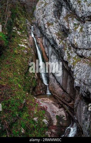 Cascata di Muhlbach sul sentiero panoramico - Hallstatt, Austria Foto Stock