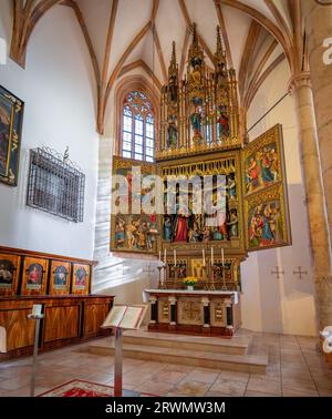 Altare a croce neogotico presso la chiesa cattolica interna di Hallstatt, Austria Foto Stock