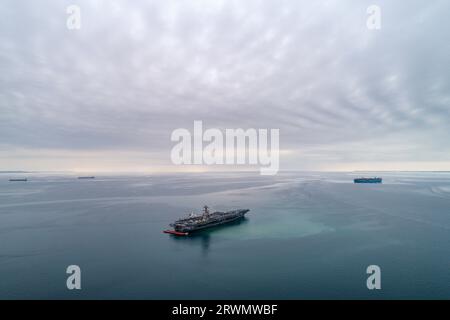 Trieste, Italia. 18 settembre 2023. NOTA DELL'EDITORE: (Immagine scattata con un drone)la portaerei americana USS Gerald R. Ford vista dall'aereo ancorato in Italia nel Golfo di Trieste. La USS Gerald R. Ford è la più grande nave da guerra del mondo Credit: SOPA Images Limited/Alamy Live News Foto Stock