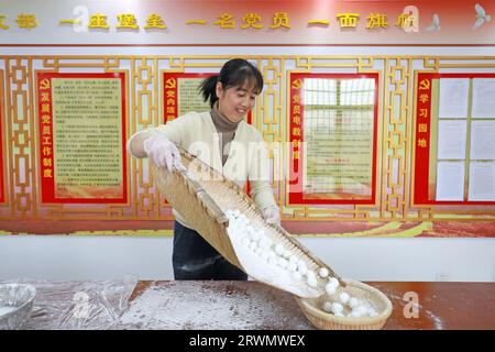 CONTEA DI LUANNAN, Cina - 11 febbraio 2022: La gente sta facendo del Tangyuan, una prelibatezza cinese tradizionale, nella Cina settentrionale Foto Stock