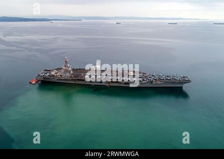 Trieste, Italia. 18 settembre 2023. NOTA DELL'EDITORE: (Immagine scattata con un drone)la portaerei americana USS Gerald R. Ford vista dall'aereo ancorato in Italia nel Golfo di Trieste. La USS Gerald R. Ford è la più grande nave da guerra del mondo Credit: SOPA Images Limited/Alamy Live News Foto Stock