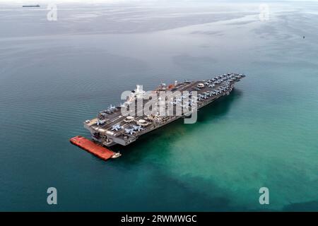 Trieste, Italia. 18 settembre 2023. NOTA DELL'EDITORE: (Immagine scattata con un drone)la portaerei americana USS Gerald R. Ford vista dall'aereo ancorato in Italia nel Golfo di Trieste. La USS Gerald R. Ford è la più grande nave da guerra del mondo Credit: SOPA Images Limited/Alamy Live News Foto Stock