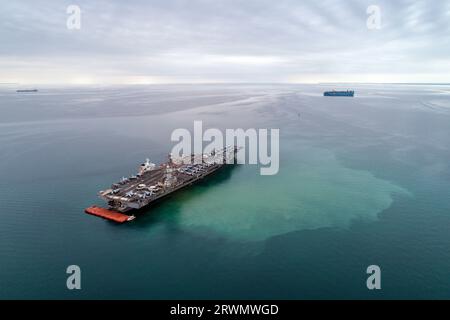 Trieste, Italia. 18 settembre 2023. NOTA DELL'EDITORE: (Immagine scattata con un drone)la portaerei americana USS Gerald R. Ford vista dall'aereo ancorato in Italia nel Golfo di Trieste. La USS Gerald R. Ford è la più grande nave da guerra del mondo Credit: SOPA Images Limited/Alamy Live News Foto Stock