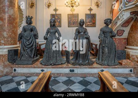 Statue di Elisabetta di Lussemburgo, Maria di Borgogna, Elisabetta di Carinzia e Arciduchessa Cunegonda nella chiesa di Hofkirche a Innsbruck, Austria Foto Stock