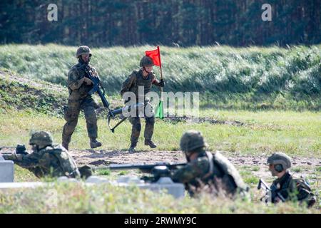 Torgelow, Germania. 20 settembre 2023. Soldati che praticano nell'area di addestramento militare di Jägerbrück. L'area di addestramento militare di Jägerbrück nella Pomerania occidentale è considerata la più grande area di addestramento a nord di Berlino. Per prepararsi ai problemi attuali, la Bundeswehr ha modernizzato un raggio di tiro, ed è qui che viene addestrato il combattimento posizionale. Crediti: Stefan Sauer/dpa/Alamy Live News Foto Stock