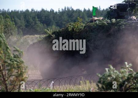 Torgelow, Germania. 20 settembre 2023. Soldati che praticano nell'area di addestramento militare di Jägerbrück. L'area di addestramento militare di Jägerbrück nella Pomerania occidentale è considerata la più grande area di addestramento a nord di Berlino. Per prepararsi ai problemi attuali, la Bundeswehr ha modernizzato un raggio di tiro, ed è qui che viene addestrato il combattimento posizionale. Crediti: Stefan Sauer/dpa/Alamy Live News Foto Stock