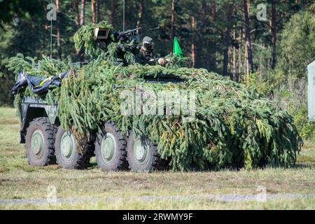 Torgelow, Germania. 20 settembre 2023. Soldati che praticano nell'area di addestramento militare di Jägerbrück. L'area di addestramento militare di Jägerbrück nella Pomerania occidentale è considerata la più grande area di addestramento a nord di Berlino. Per prepararsi ai problemi attuali, la Bundeswehr ha modernizzato un raggio di tiro, ed è qui che viene addestrato il combattimento posizionale. Crediti: Stefan Sauer/dpa/Alamy Live News Foto Stock