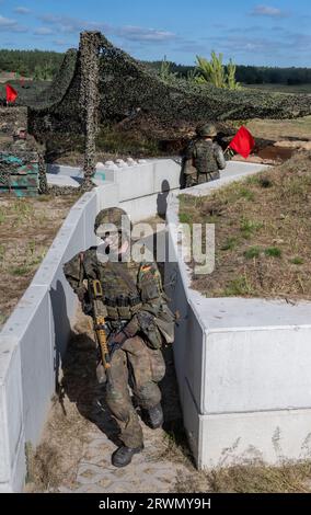 Torgelow, Germania. 20 settembre 2023. Soldati che praticano nell'area di addestramento militare di Jägerbrück. L'area di addestramento militare di Jägerbrück nella Pomerania occidentale è considerata la più grande area di addestramento a nord di Berlino. Per prepararsi ai problemi attuali, la Bundeswehr ha modernizzato un raggio di tiro, ed è qui che viene addestrato il combattimento posizionale. Crediti: Stefan Sauer/dpa/Alamy Live News Foto Stock