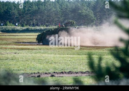 Torgelow, Germania. 20 settembre 2023. Soldati che praticano nell'area di addestramento militare di Jägerbrück. L'area di addestramento militare di Jägerbrück nella Pomerania occidentale è considerata la più grande area di addestramento a nord di Berlino. Per prepararsi ai problemi attuali, la Bundeswehr ha modernizzato un raggio di tiro, ed è qui che viene addestrato il combattimento posizionale. Crediti: Stefan Sauer/dpa/Alamy Live News Foto Stock