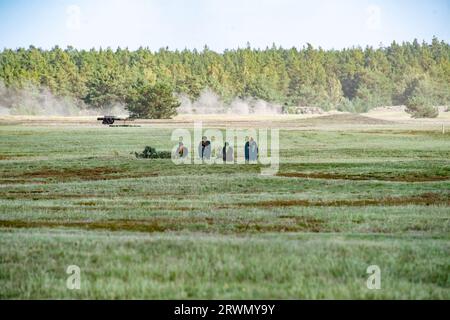 Torgelow, Germania. 20 settembre 2023. Soldati che praticano nell'area di addestramento militare di Jägerbrück. L'area di addestramento militare di Jägerbrück nella Pomerania occidentale è considerata la più grande area di addestramento a nord di Berlino. Per prepararsi ai problemi attuali, la Bundeswehr ha modernizzato un raggio di tiro, ed è qui che viene addestrato il combattimento posizionale. Crediti: Stefan Sauer/dpa/Alamy Live News Foto Stock