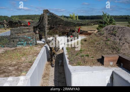 Torgelow, Germania. 20 settembre 2023. Soldati che praticano nell'area di addestramento militare di Jägerbrück. L'area di addestramento militare di Jägerbrück nella Pomerania occidentale è considerata la più grande area di addestramento a nord di Berlino. Per prepararsi ai problemi attuali, la Bundeswehr ha modernizzato un raggio di tiro, ed è qui che viene addestrato il combattimento posizionale. Crediti: Stefan Sauer/dpa/Alamy Live News Foto Stock