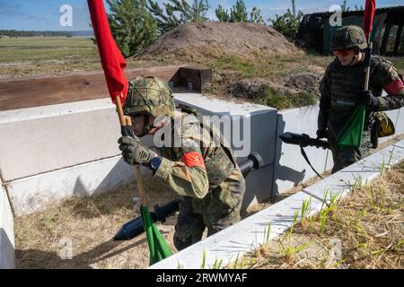 Torgelow, Germania. 20 settembre 2023. Soldati che praticano nell'area di addestramento militare di Jägerbrück. L'area di addestramento militare di Jägerbrück nella Pomerania occidentale è considerata la più grande area di addestramento a nord di Berlino. Per prepararsi ai problemi attuali, la Bundeswehr ha modernizzato un raggio di tiro, ed è qui che viene addestrato il combattimento posizionale. Crediti: Stefan Sauer/dpa/Alamy Live News Foto Stock