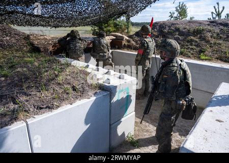 Torgelow, Germania. 20 settembre 2023. Soldati che praticano nell'area di addestramento militare di Jägerbrück. L'area di addestramento militare di Jägerbrück nella Pomerania occidentale è considerata la più grande area di addestramento a nord di Berlino. Per prepararsi ai problemi attuali, la Bundeswehr ha modernizzato un raggio di tiro, ed è qui che viene addestrato il combattimento posizionale. Crediti: Stefan Sauer/dpa/Alamy Live News Foto Stock