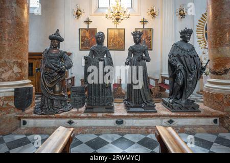 Statue dell'arciduchessa Cymburgis, Margherita di Savoia, Bianca Maria Sforza e dell'arciduca Sigismondo nella chiesa di Hofkirche a Innsbruck, Austria Foto Stock