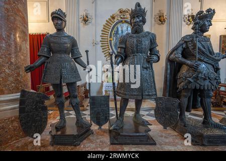 Statue del duca Leopoldo III e del duca Federico IV a Hofkirche (chiesa di corte) - Innsbruck, Austria Foto Stock