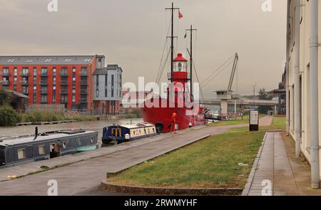 Area portuale di Gloucester Docks rivitalizzata e riutilizzata con artigianato e magazzini ormeggiati Foto Stock
