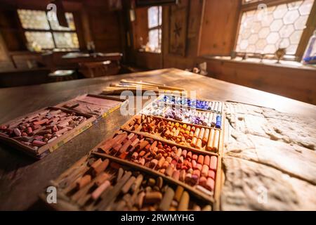 Materiali per la pittura pastello - interni tradizionali delle camere al Museo d'arte popolare tirolese di Innsbruck, Austria Foto Stock