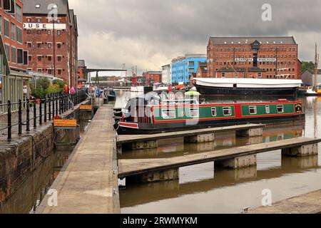Area portuale di Gloucester Docks rivitalizzata e riutilizzata con artigianato e magazzini ormeggiati Foto Stock