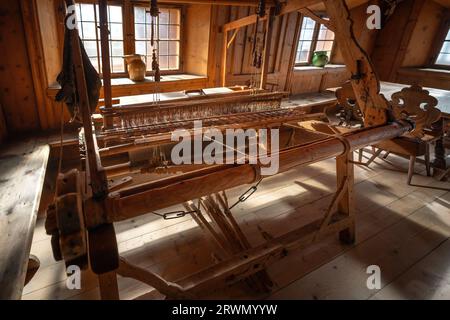 Old Weaving Loom - interno tradizionale della sala al Museo d'arte popolare tirolese di Innsbruck, Austria Foto Stock