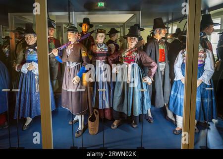 Abbigliamento tradizionale tirolese al Museo d'arte popolare tirolese di Innsbruck, Austria Foto Stock