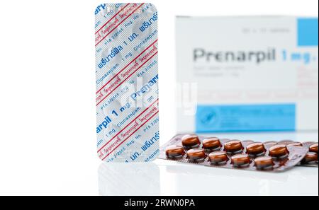 CHONBURI, THAILANDIA-11 LUGLIO 2023: Pillole Prenarpil in blister marrone. Clonazepam usato per trattare convulsioni, disturbi di panico, disturbi d'ansia. Foto Stock