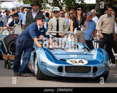 Una McLaren Chevrolet M1B del 1965 entrò nella gara del Whitsun Trophy che si spinse tra la folla al Goodwood Revival, nel West Sussex UK Foto Stock