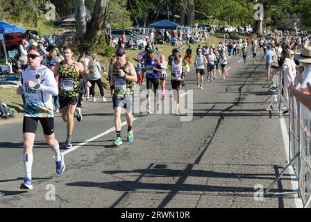 Persone che corrono in un evento di corse su strada, 96th Comrades Marathon 2023, Durban, Sud Africa, corridori in azione, atletica, evento sportivo internazionale Foto Stock