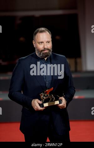 VENEZIA, ITALIA - SETTEMBRE 09: Yorgos Lanthimos posa con il Leone d'Oro per il miglior film per "Poor Things" alla fotochiamata del vincitore alla 80° Venezia Foto Stock