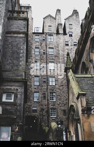 Scalini ed edifici che conducono al Castello di Edimburgo, una popolare strada turistica dal centro di Edimburgo, Scozia, Regno Unito Foto Stock