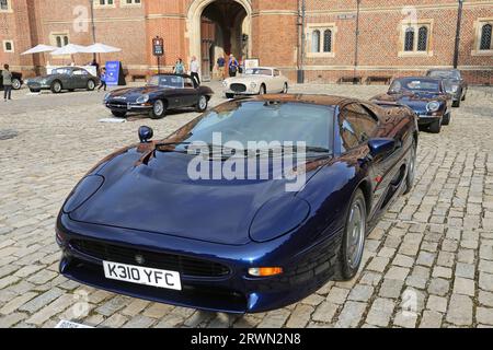 Jaguar XJ220 (1993), Gooding Classic Car Auction, Hampton Court Palace, Londra, Regno Unito, Europa Foto Stock