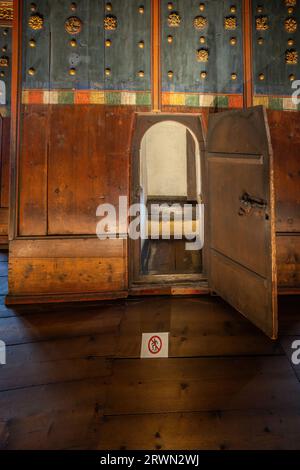 Toilette medievale presso la camera da letto del Principe-Vescovo - sale di stato nella Fortezza di Hohensalzburg - Salisburgo, Austria Foto Stock