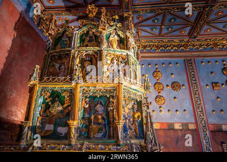 Stufa colorata nella camera d'oro delle stanze di Stato della Fortezza di Hohensalzburg - Salisburgo, Austria Foto Stock