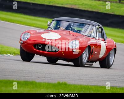 Un test Jaguar di tipo e rosso sul circuito automobilistico di Goodwood, West Sussex UK 2023 Foto Stock