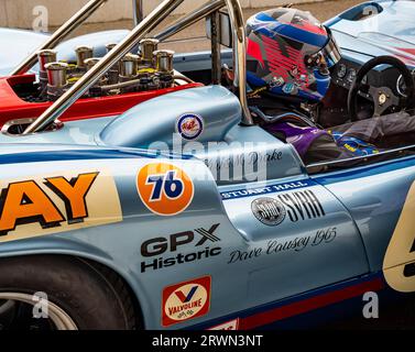 Una McLaren Chevrolet M1B in pista durante i test sul circuito automobilistico di Goodwood, West Sussex UK 2023 Foto Stock